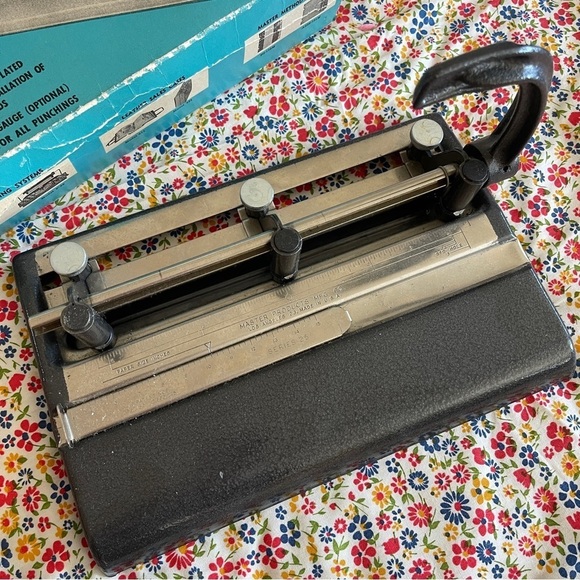 The Master Paper Punch Vintage new in box - Picture 3 of 3